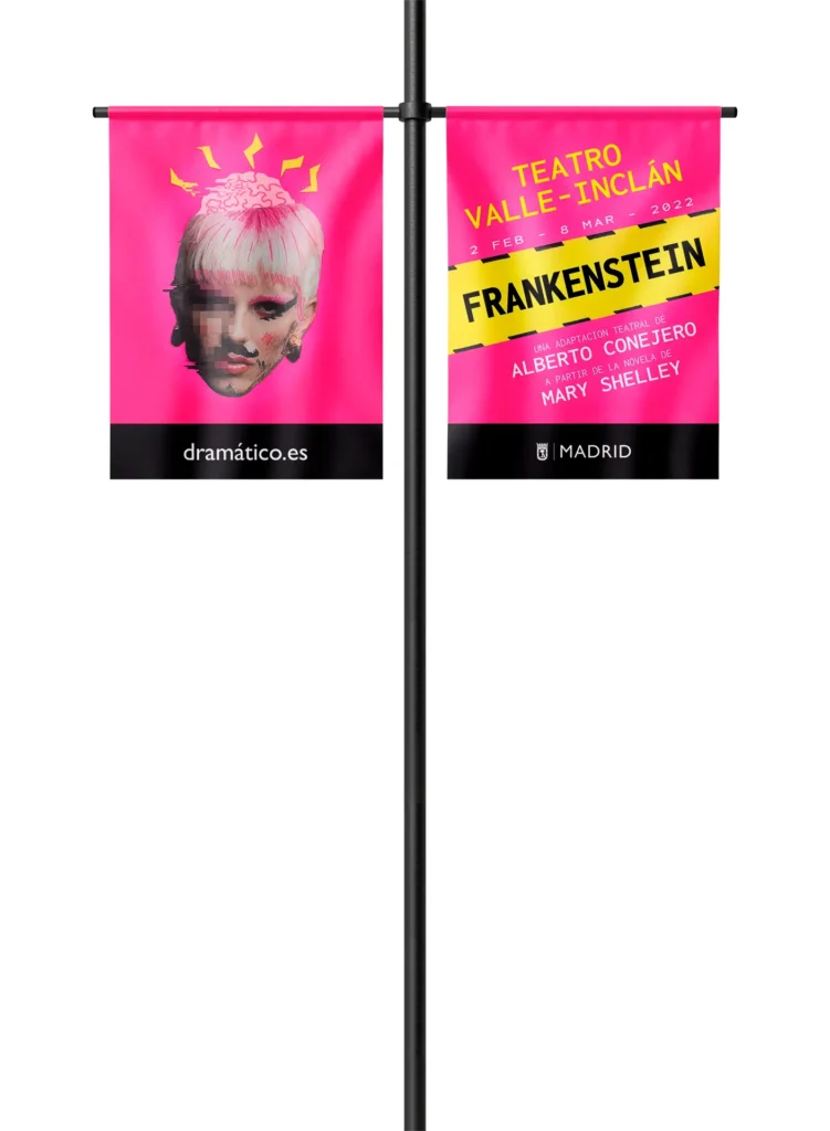 Imagen que muestra un mockup de banderolas donde se ha adaptado el diseño del cartel original al formato. Se observa el diseño por delante y por detrás.